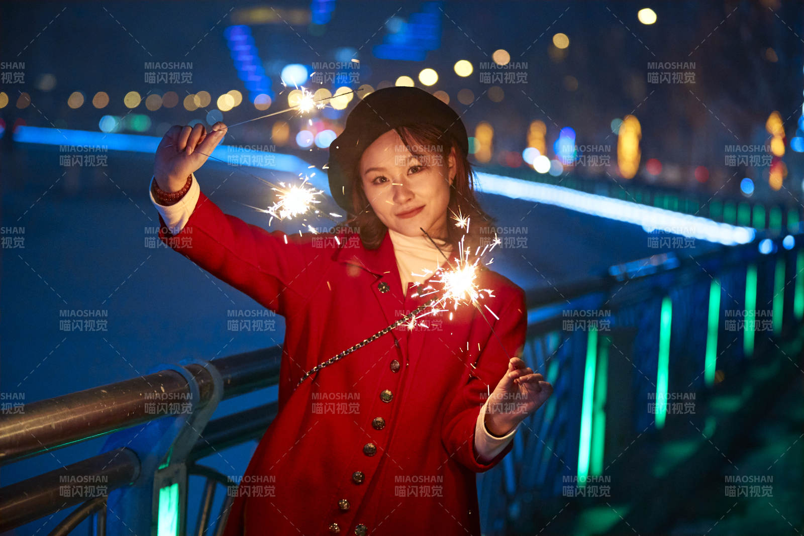 夜晚燃放仙女棒的可爱亚洲少女图片