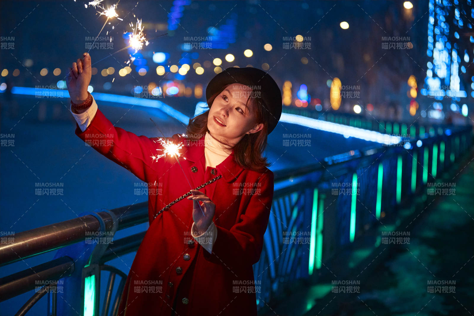 夜晚燃放仙女棒的可爱亚洲少女图片