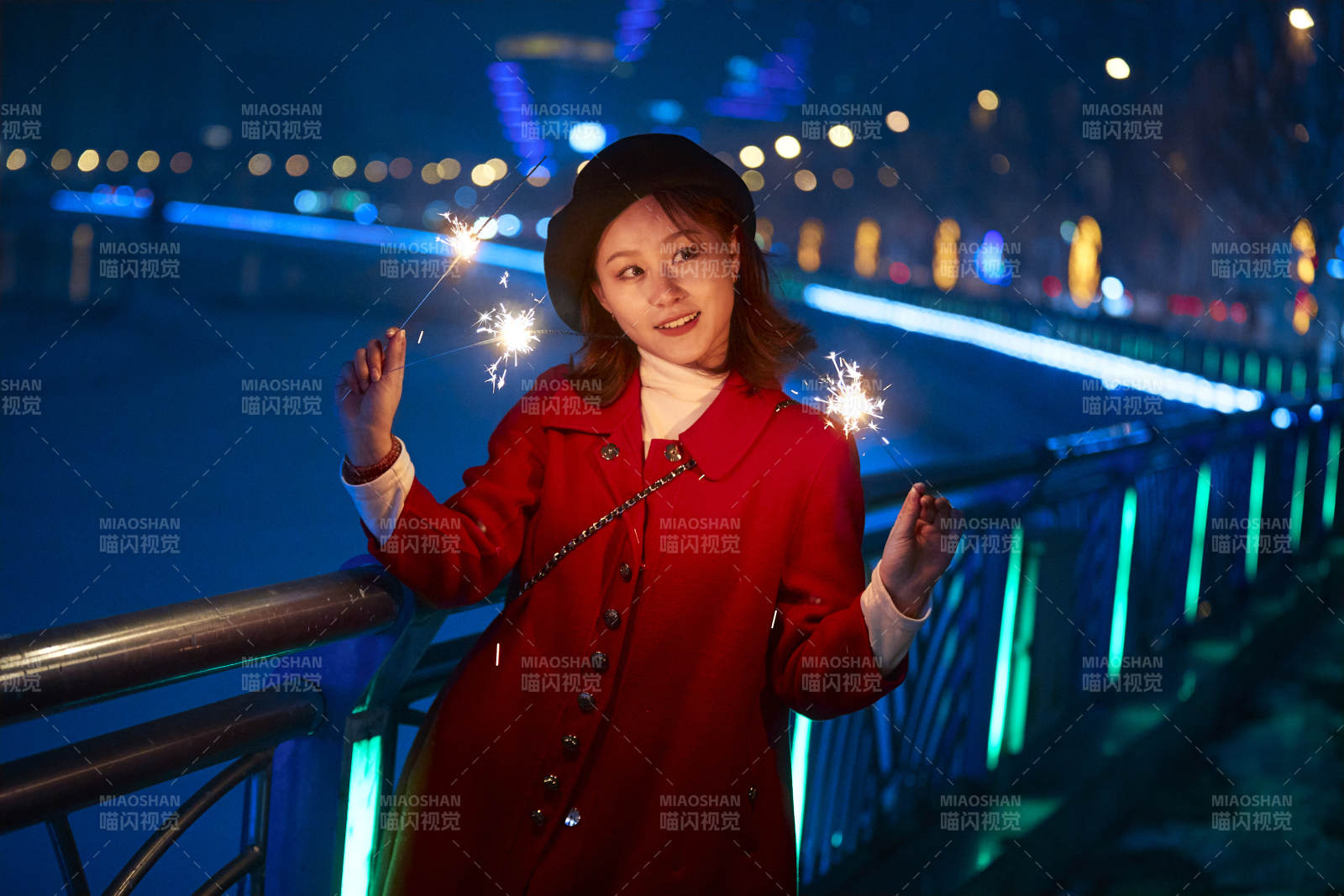 夜晚燃放仙女棒的可爱亚洲少女图片