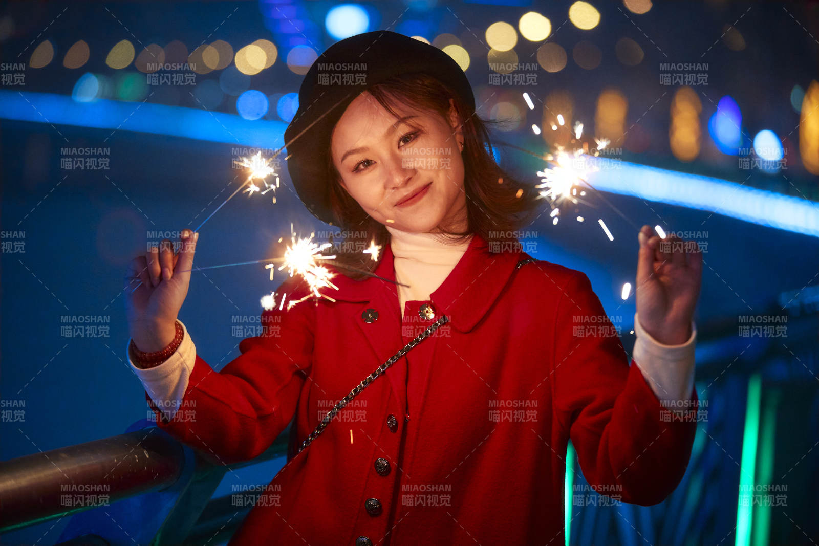 夜晚燃放仙女棒的可爱亚洲少女图片