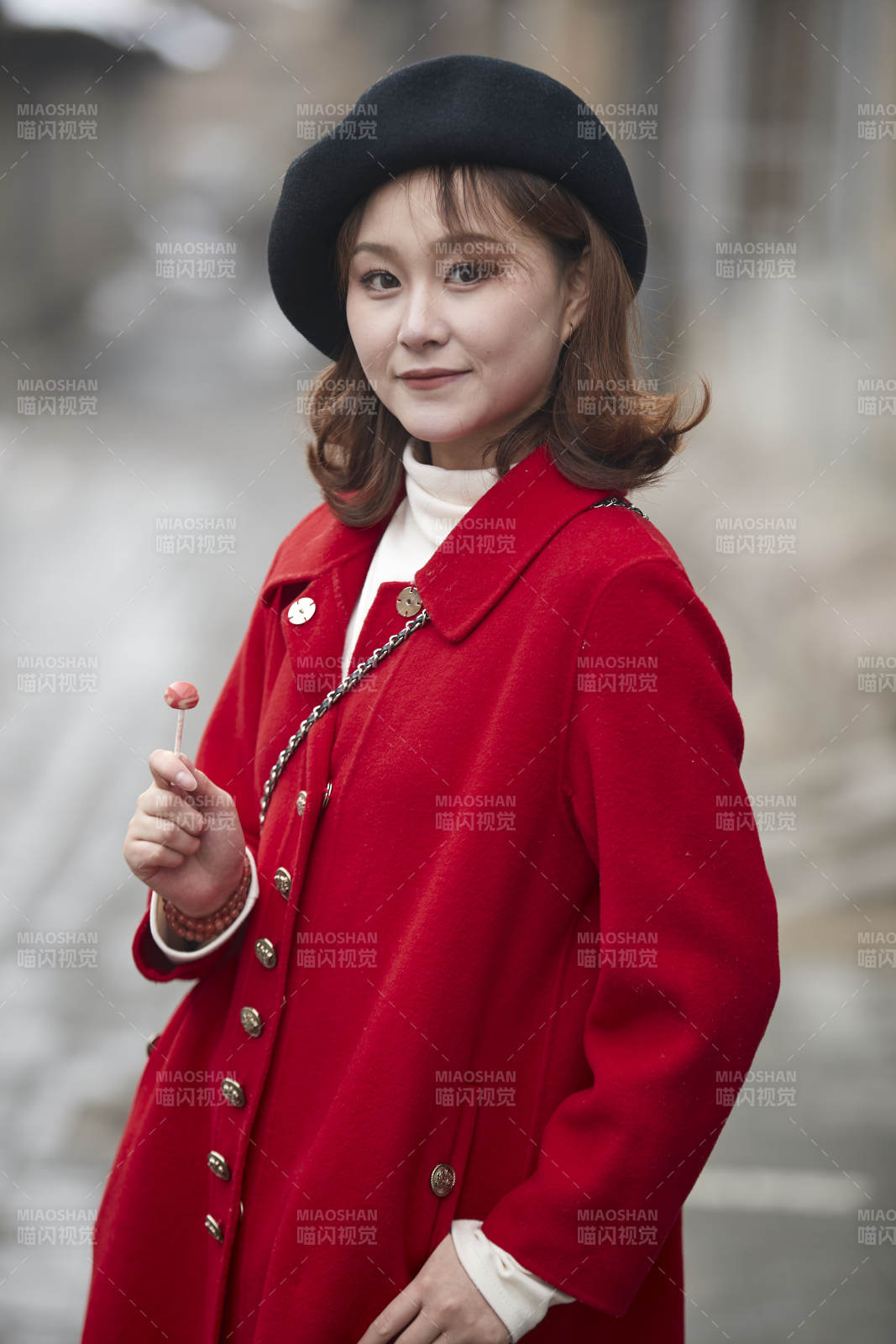 雪后在老街古巷游玩的美丽亚洲少女图片