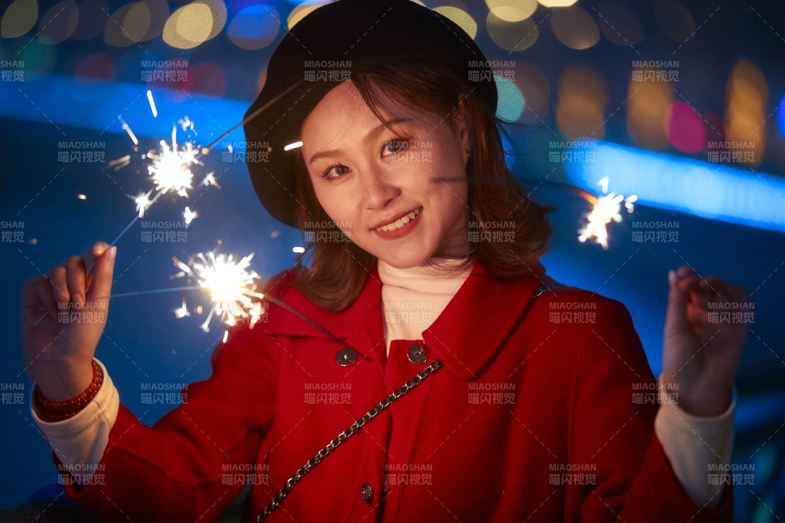 夜晚燃放仙女棒的可爱亚洲少女图片