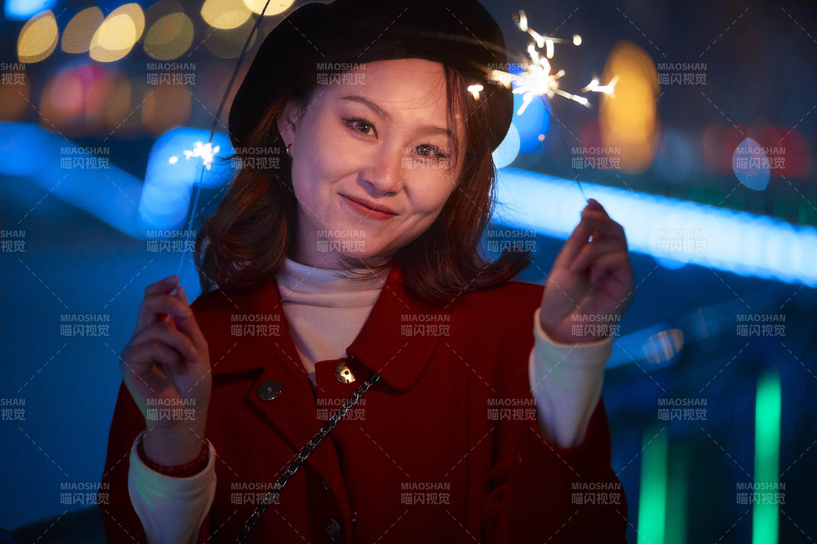 夜晚燃放仙女棒的可爱亚洲少女图片