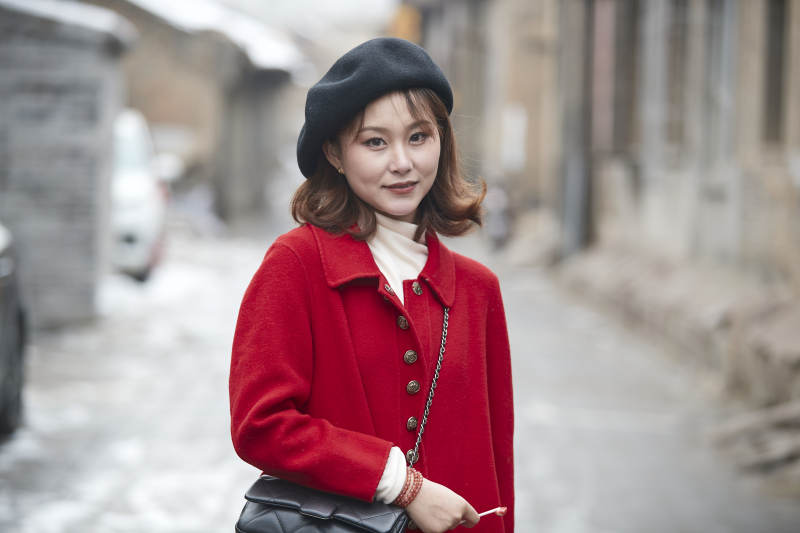 雪后在老街古巷游玩的美丽亚洲少女图片