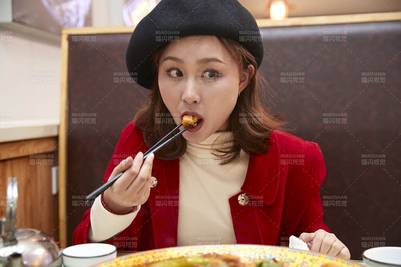 在餐厅吃美味新疆大盘鸡的亚洲少女图片