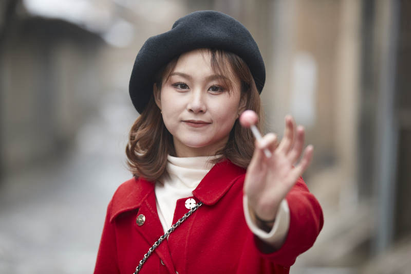 雪后在老街古巷游玩的美丽亚洲少女图片