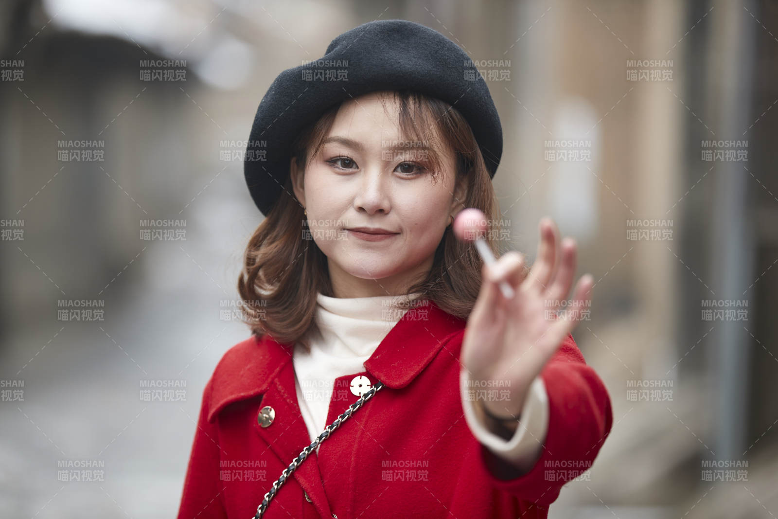 雪后在老街古巷游玩的美丽亚洲少女图片