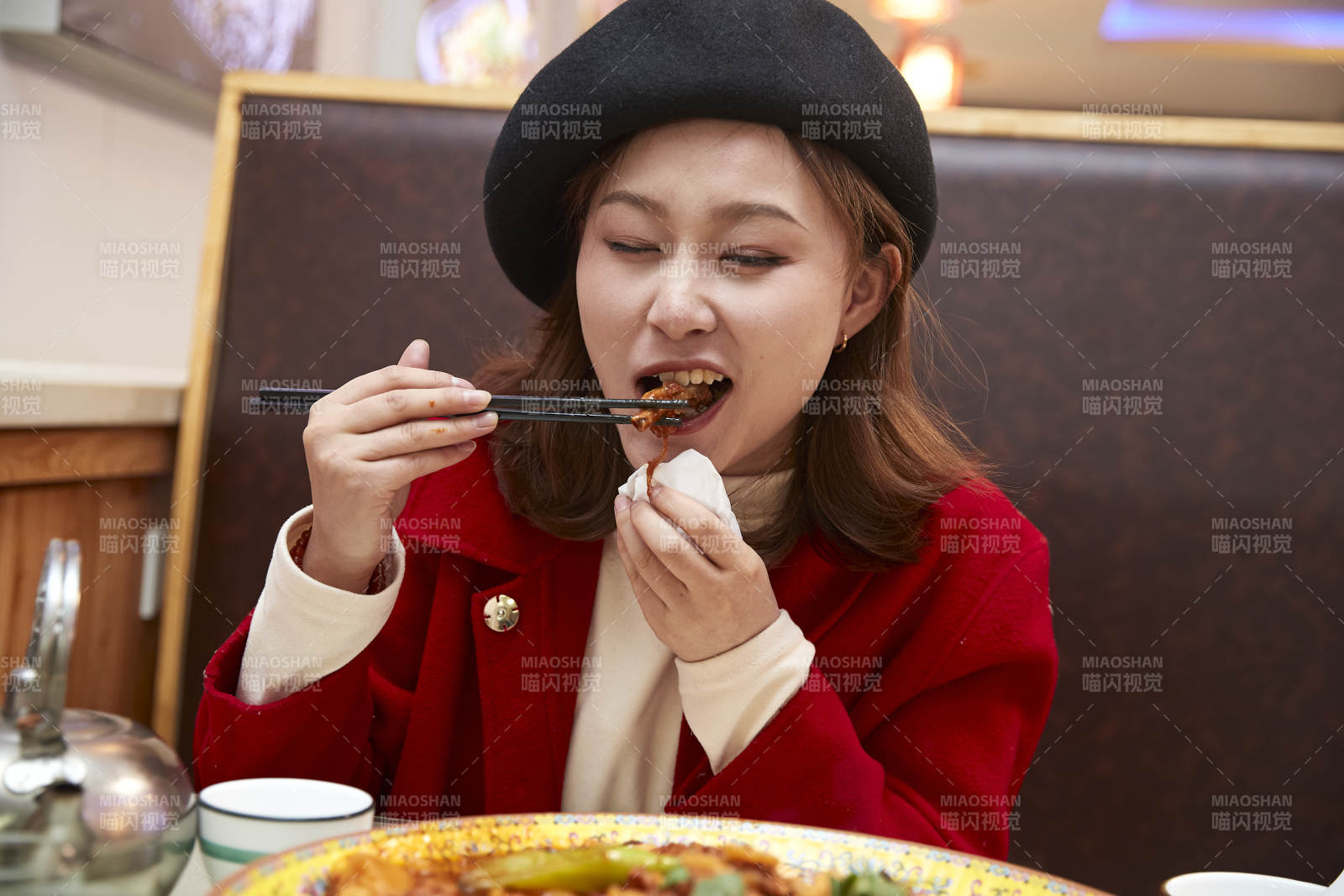 在餐厅吃美味新疆大盘鸡的亚洲少女图片