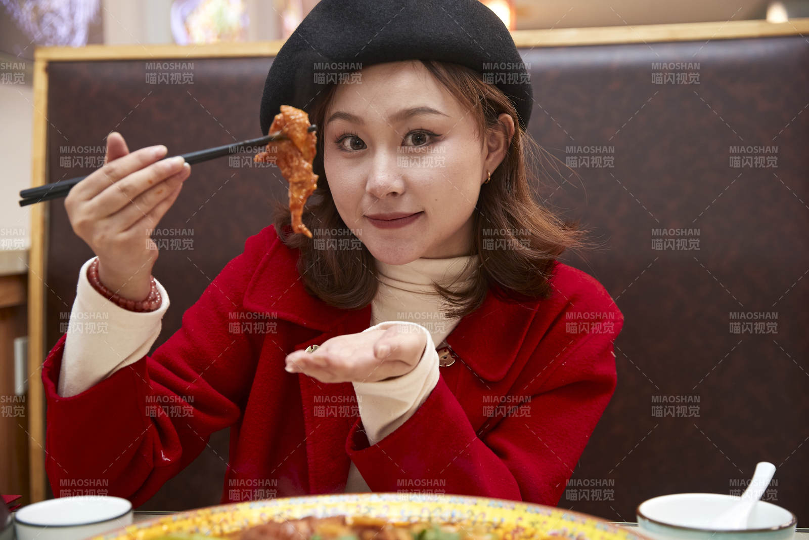 在餐厅吃美味新疆大盘鸡的亚洲少女图片