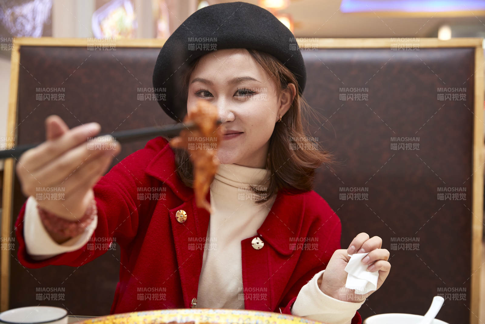 在餐厅吃美味新疆大盘鸡的亚洲少女图片