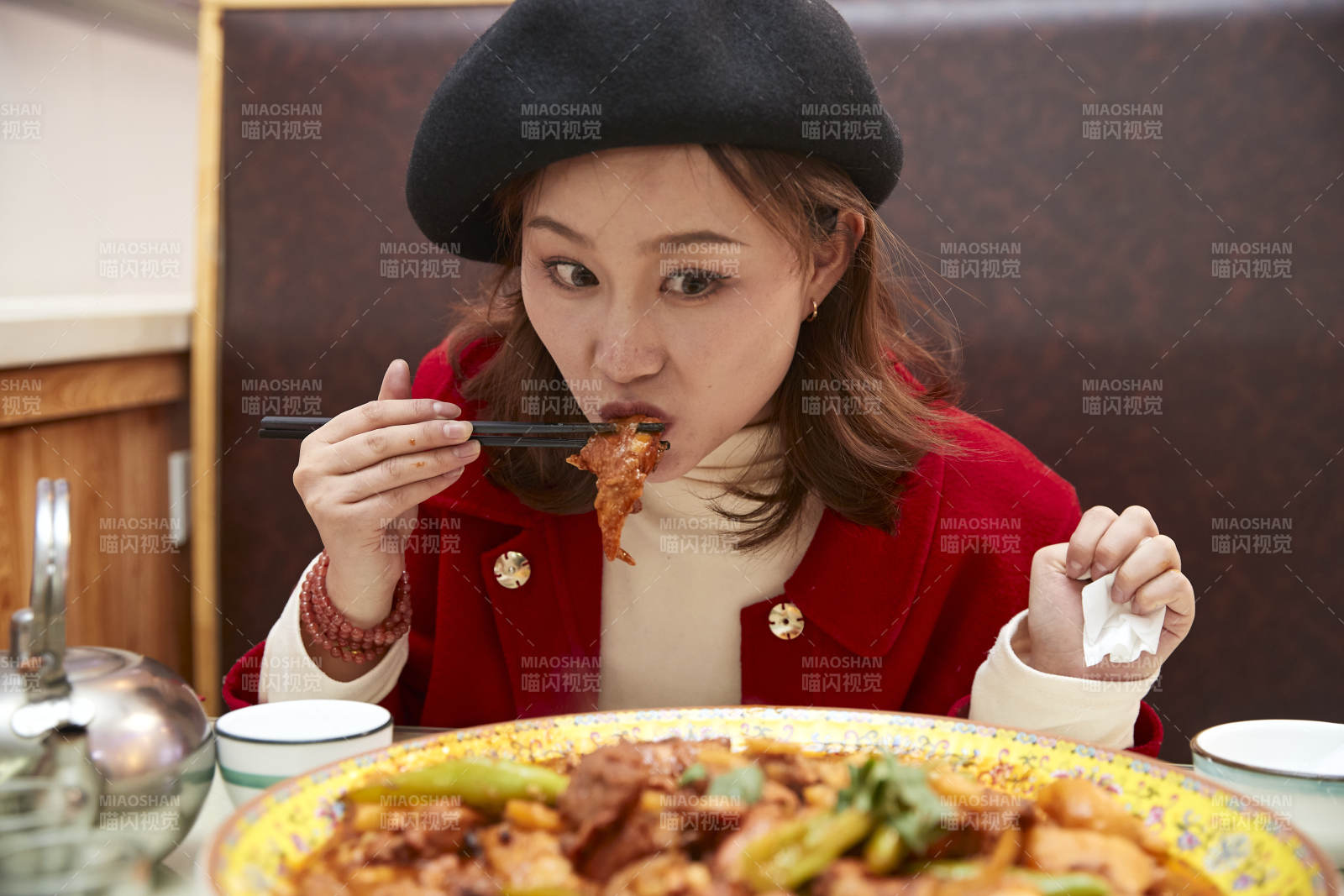 在餐厅吃美味新疆大盘鸡的亚洲少女图片