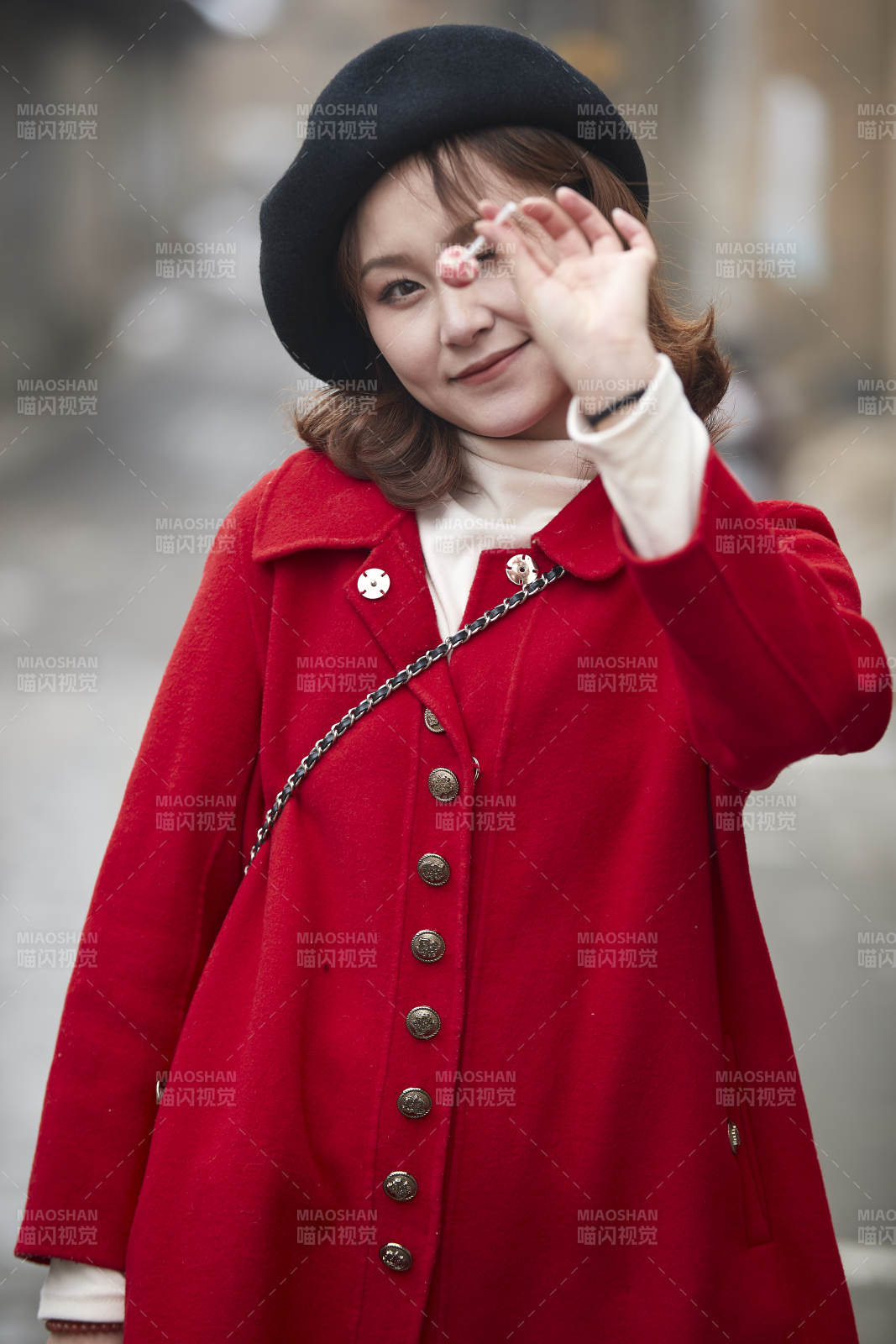 雪后在老街古巷游玩的美丽亚洲少女图片