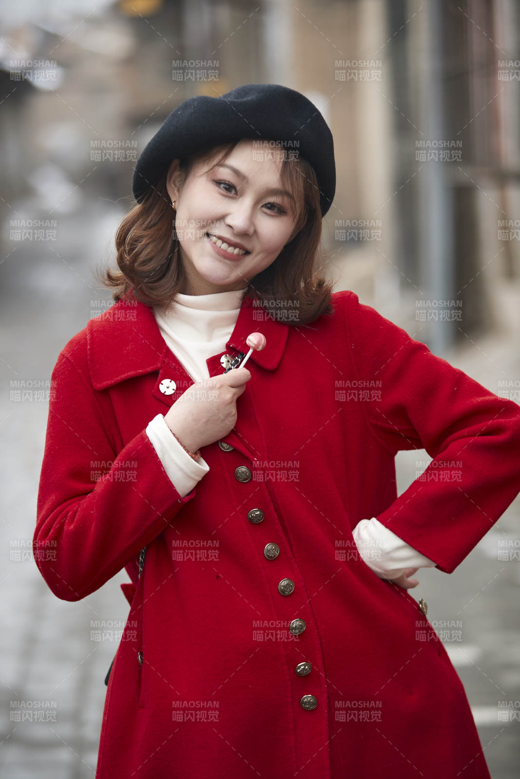 雪后在老街古巷游玩的美丽亚洲少女图片