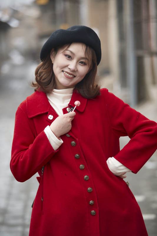 雪后在老街古巷游玩的美丽亚洲少女图片