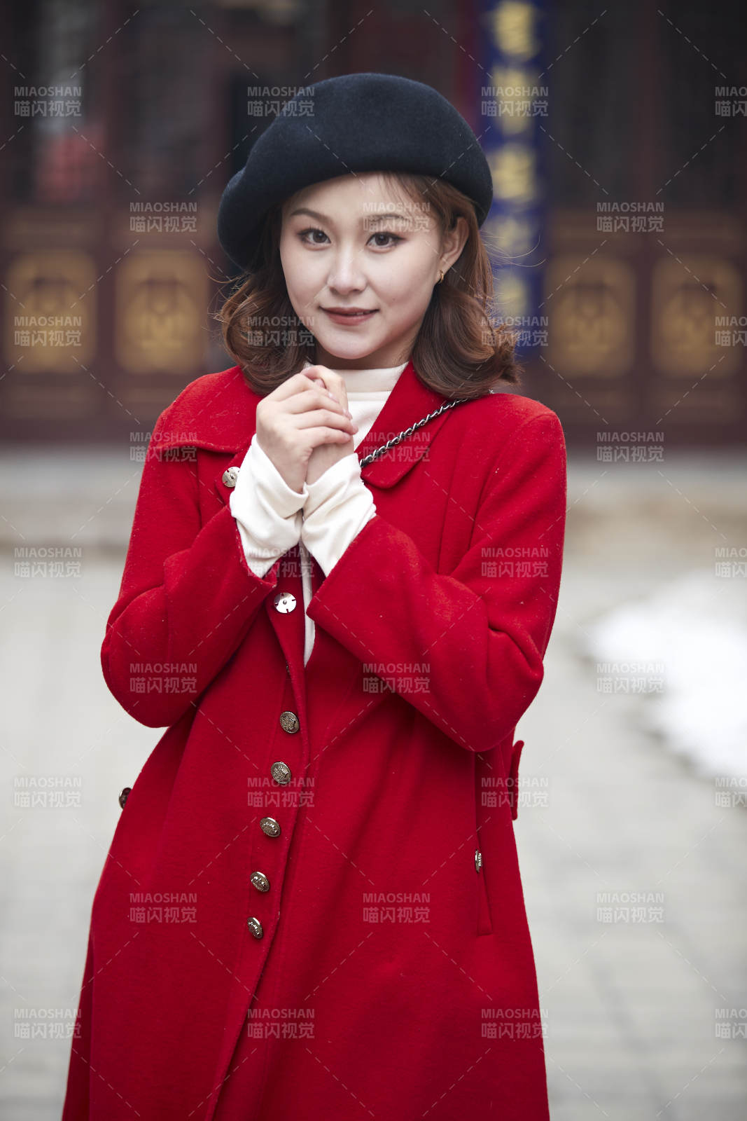 雪后在老街古巷游玩的美丽亚洲少女图片