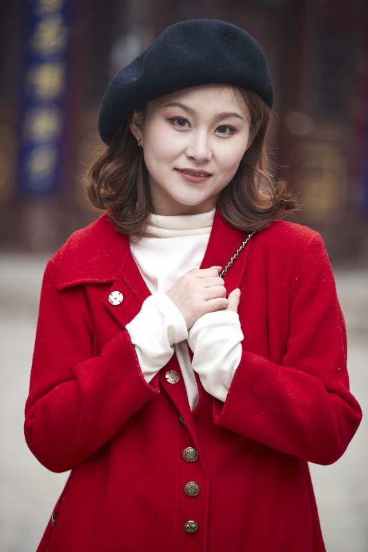 雪后在老街古巷游玩的美丽亚洲少女图片