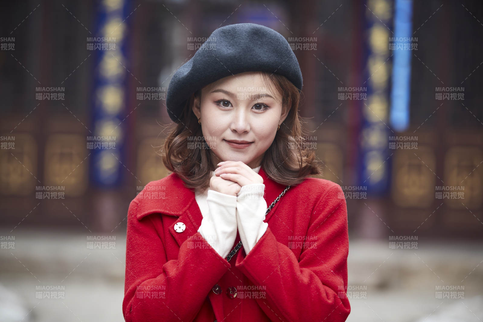 雪后在老街古巷游玩的美丽亚洲少女图片