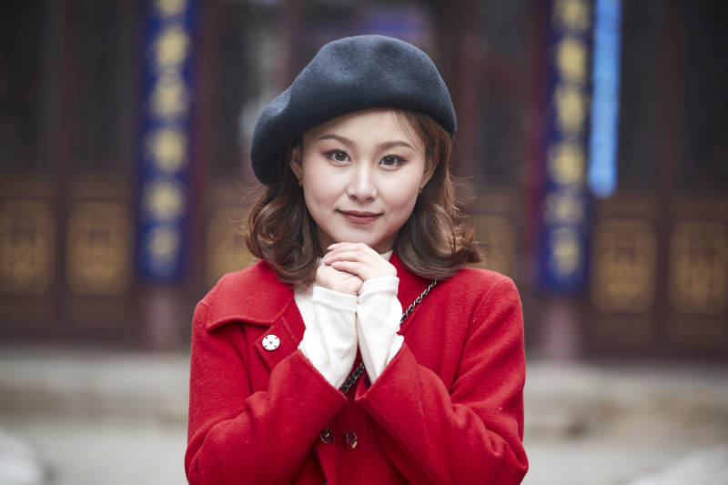 雪后在老街古巷游玩的美丽亚洲少女图片