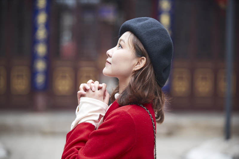 雪后在老街古巷游玩的美丽亚洲少女图片