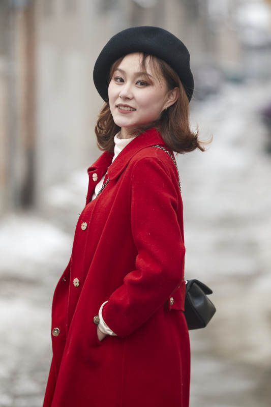 雪后在老街古巷游玩的美丽亚洲少女图片