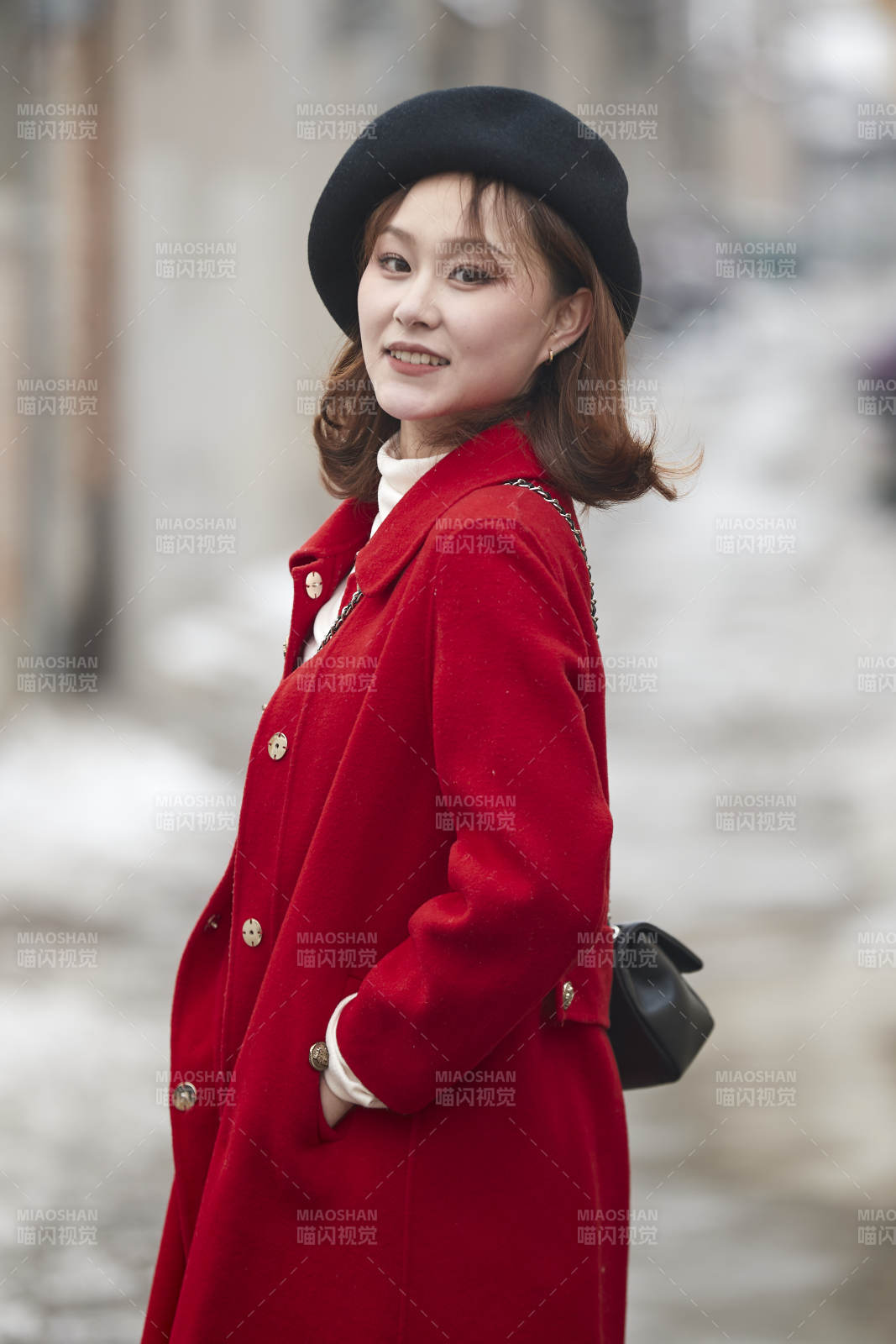 雪后在老街古巷游玩的美丽亚洲少女图片