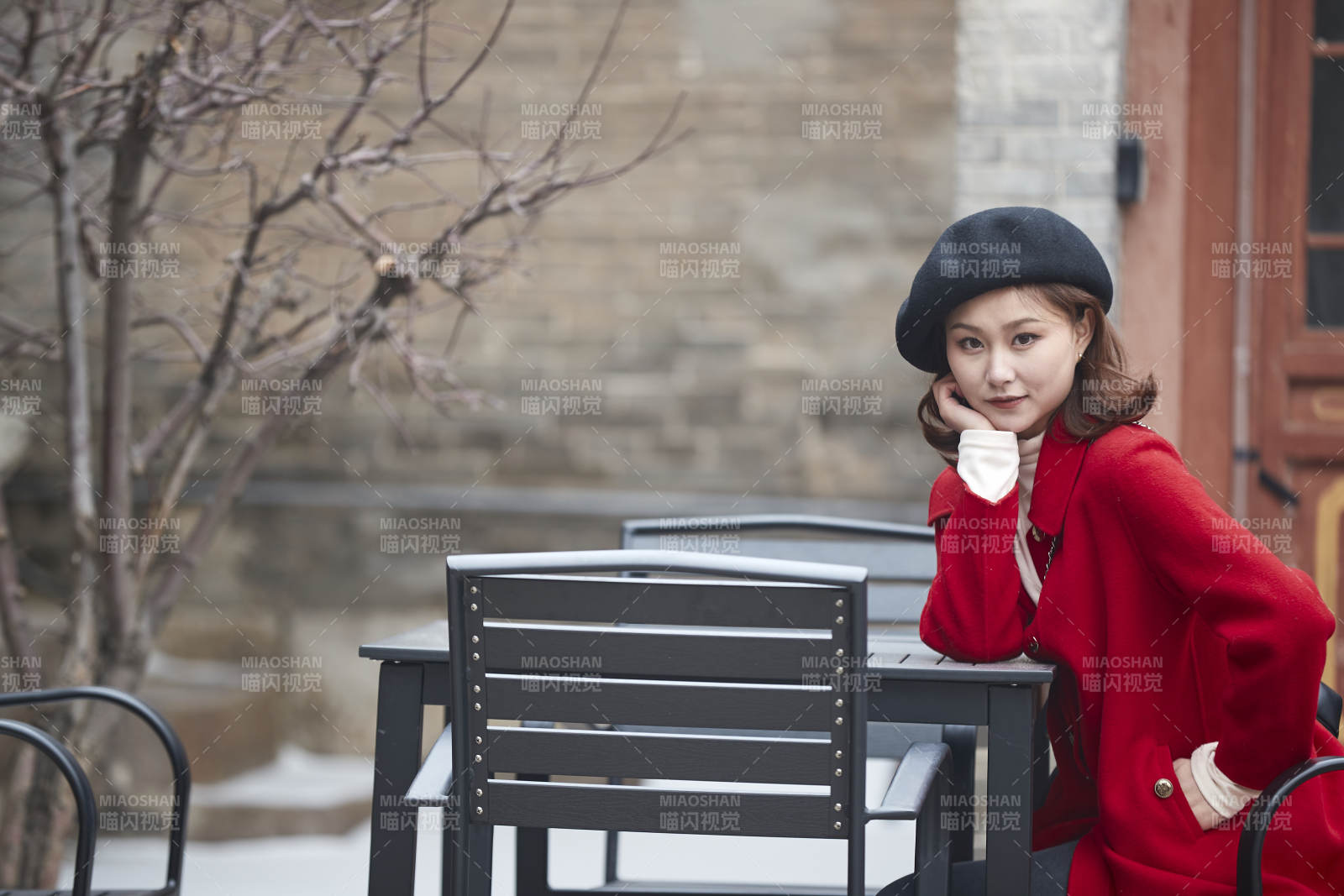 雪后在老街古巷游玩的美丽亚洲少女图片