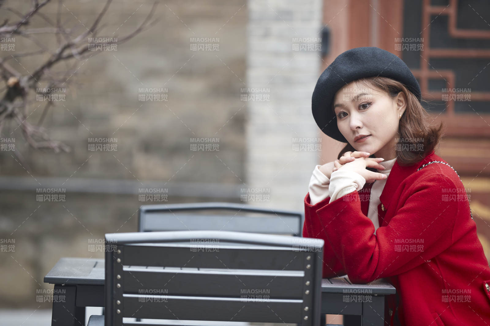 雪后在老街古巷游玩的美丽亚洲少女图片