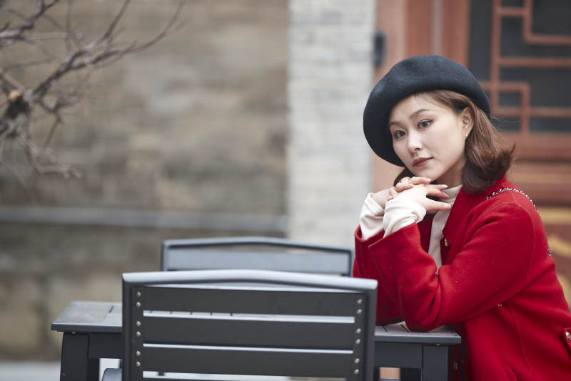 雪后在老街古巷游玩的美丽亚洲少女图片