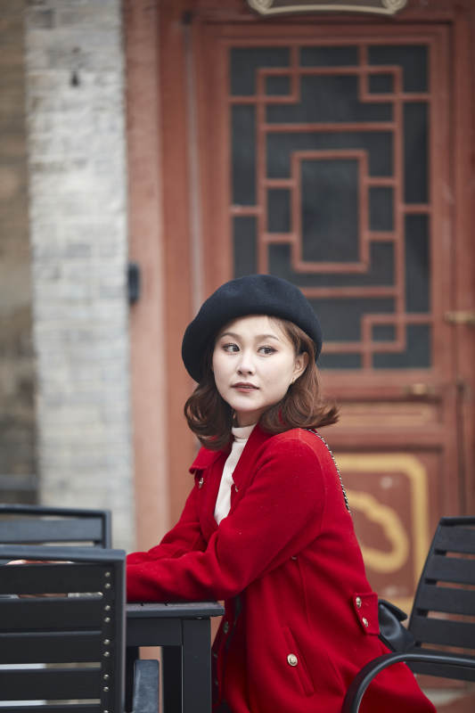 雪后在老街古巷游玩的美丽亚洲少女图片