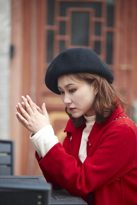 雪后在老街古巷游玩的美丽亚洲少女图片