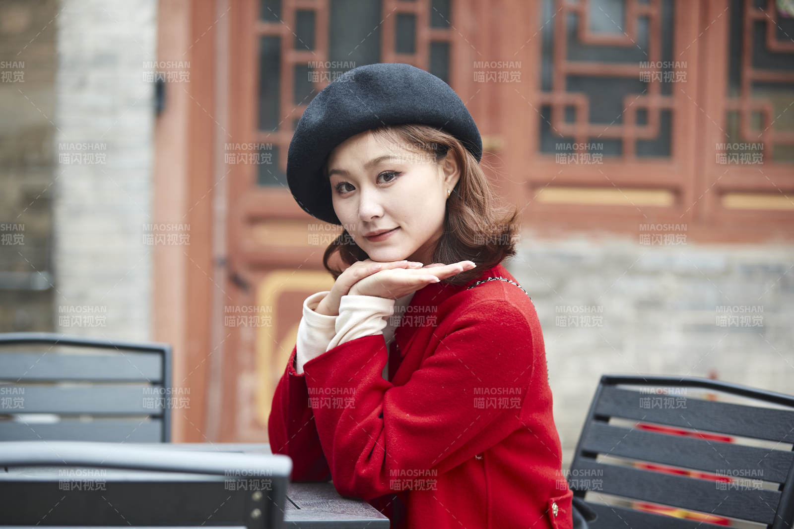 雪后在老街古巷游玩的美丽亚洲少女图片