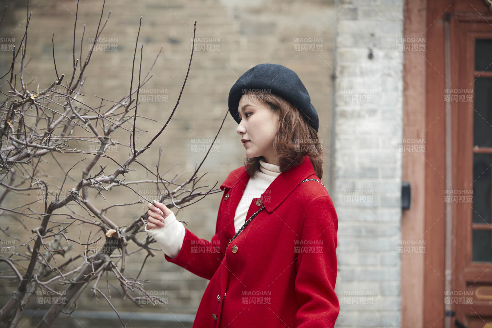 雪后在老街古巷游玩的美丽亚洲少女图片