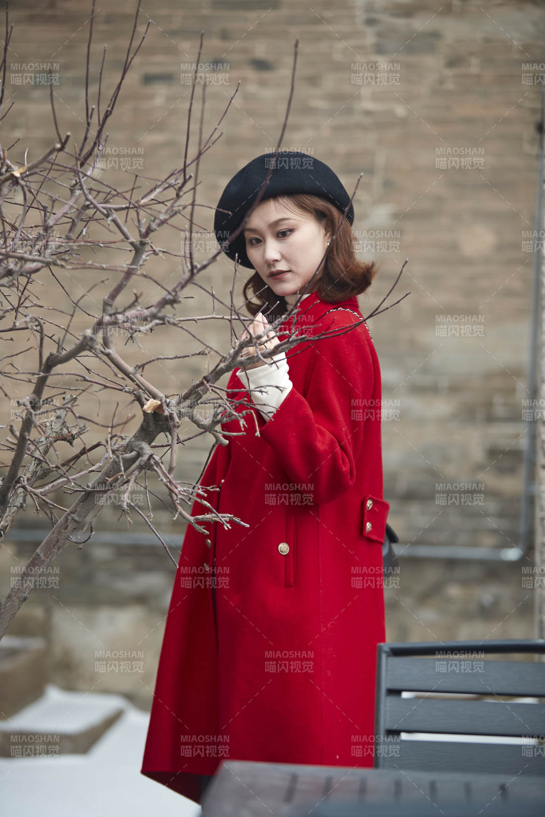 雪后在老街古巷游玩的美丽亚洲少女图片