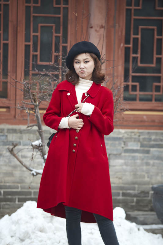 雪后在老街古巷游玩的美丽亚洲少女图片