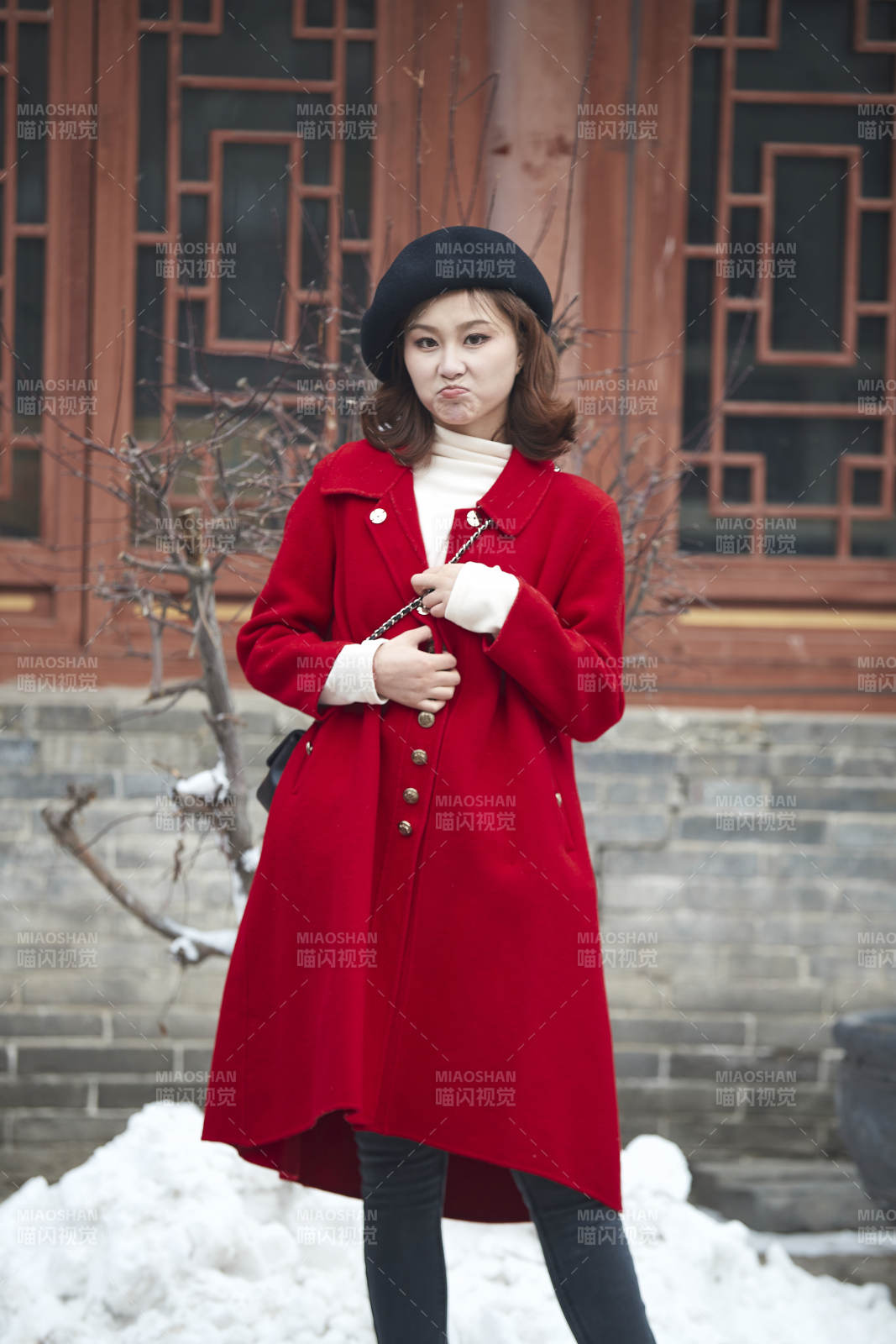 雪后在老街古巷游玩的美丽亚洲少女图片