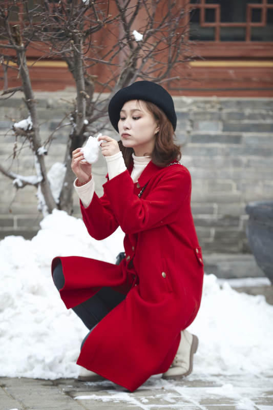 雪后在老街古巷游玩的美丽亚洲少女图片