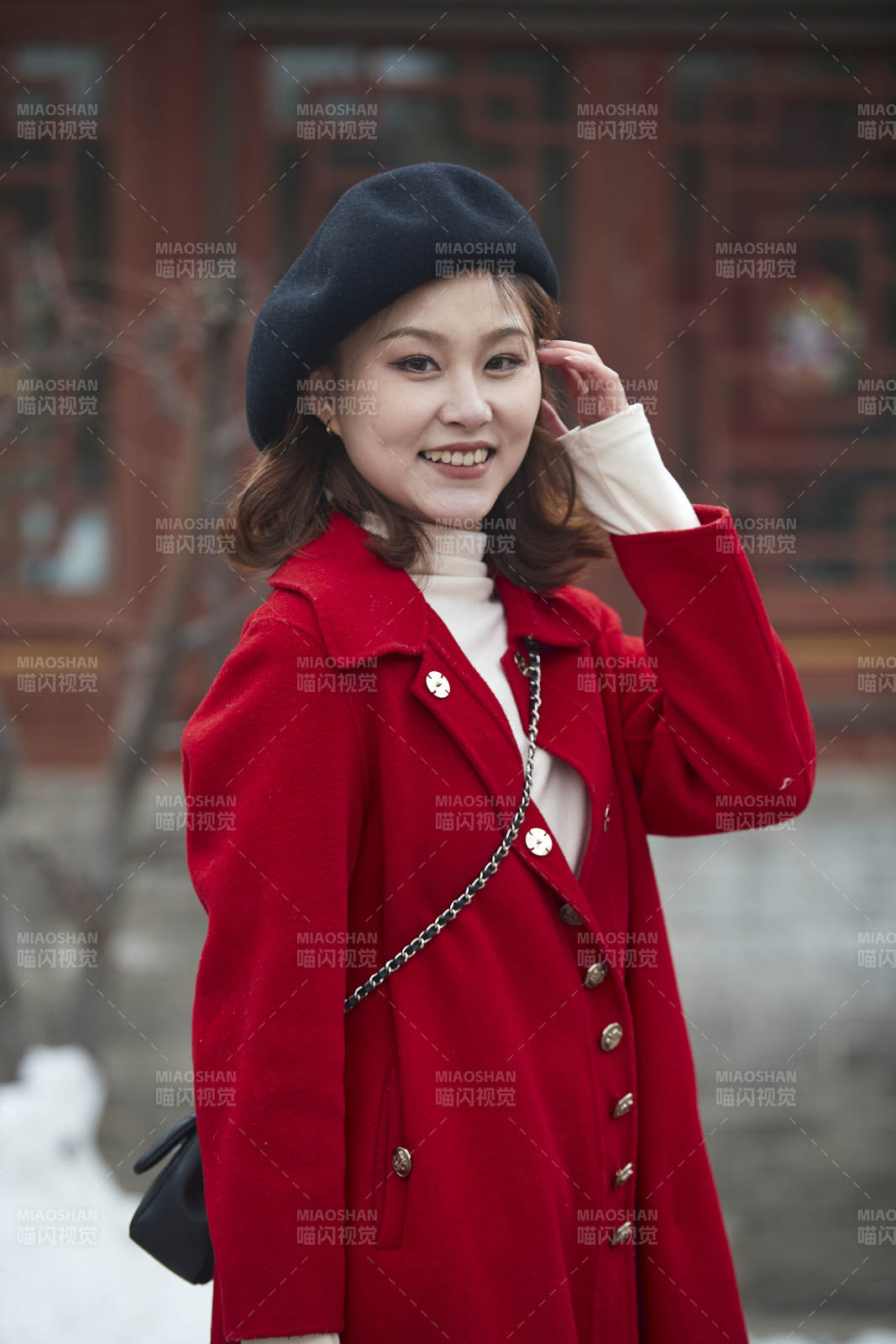 雪后在老街古巷游玩的美丽亚洲少女图片