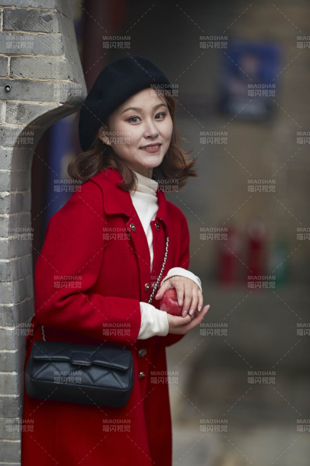 雪后在老街古巷游玩的美丽亚洲少女图片