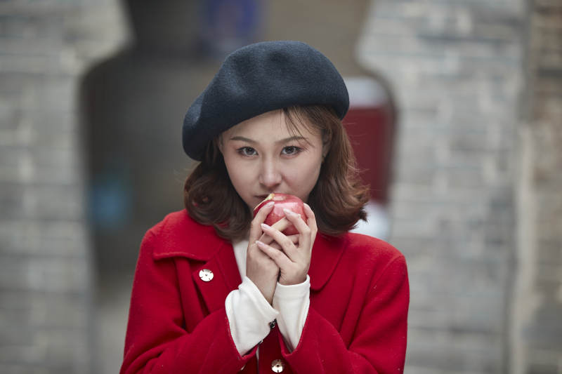 雪后在老街古巷游玩的美丽亚洲少女图片