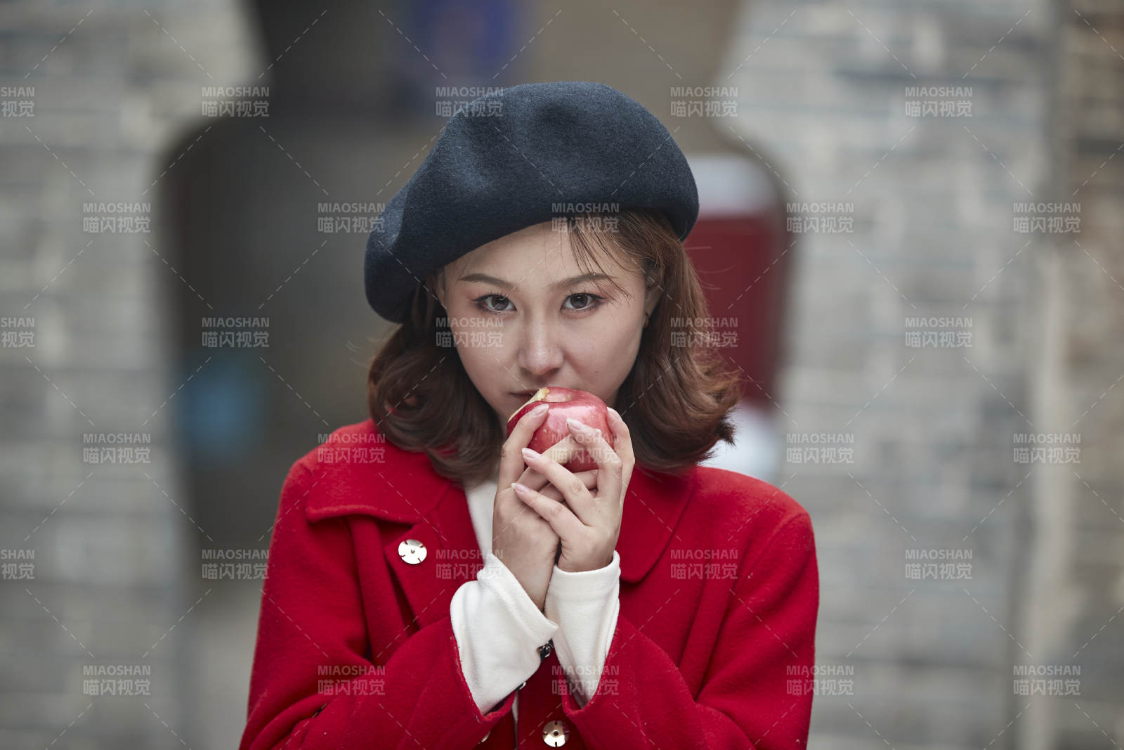 雪后在老街古巷游玩的美丽亚洲少女图片