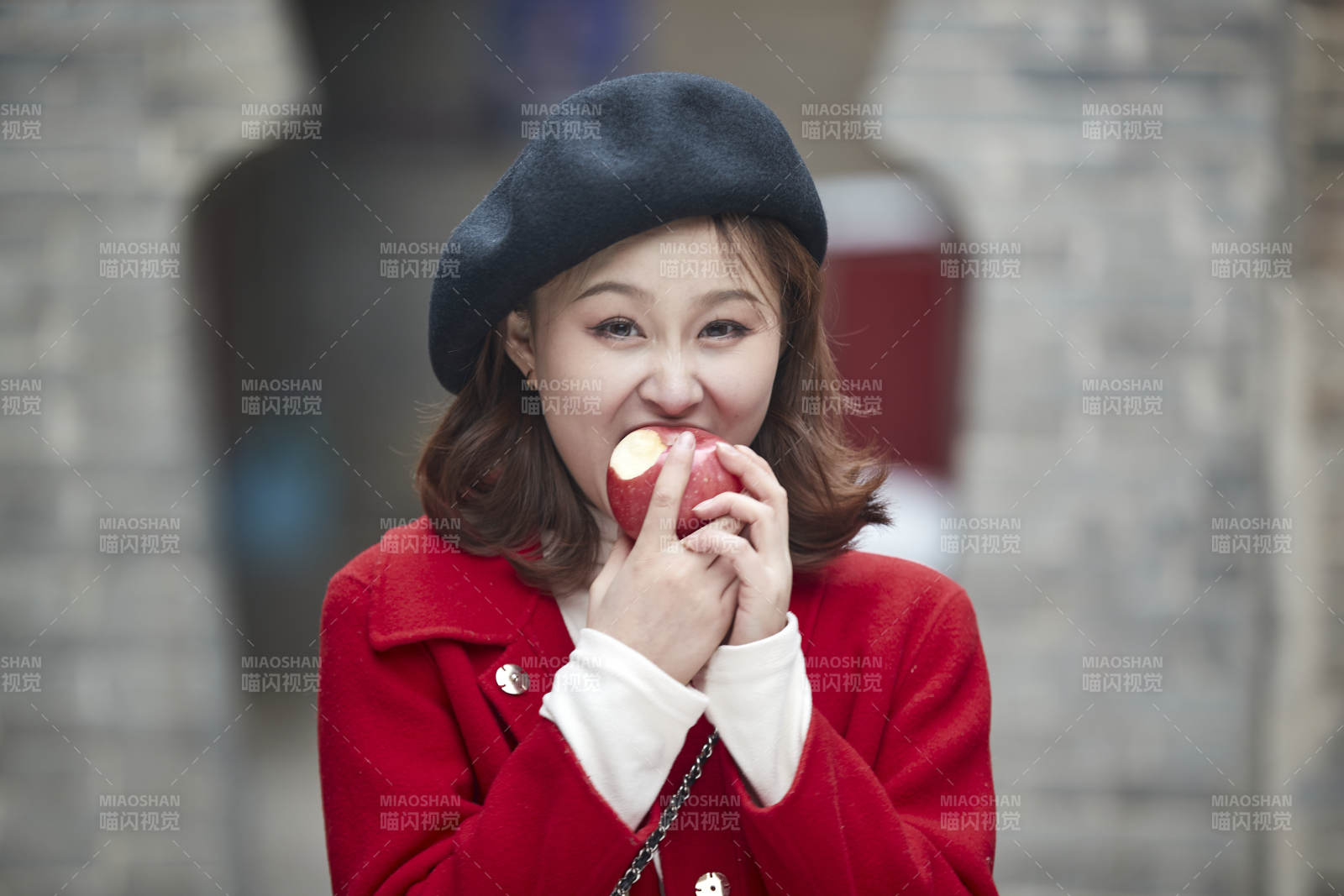 雪后在老街古巷游玩的美丽亚洲少女图片