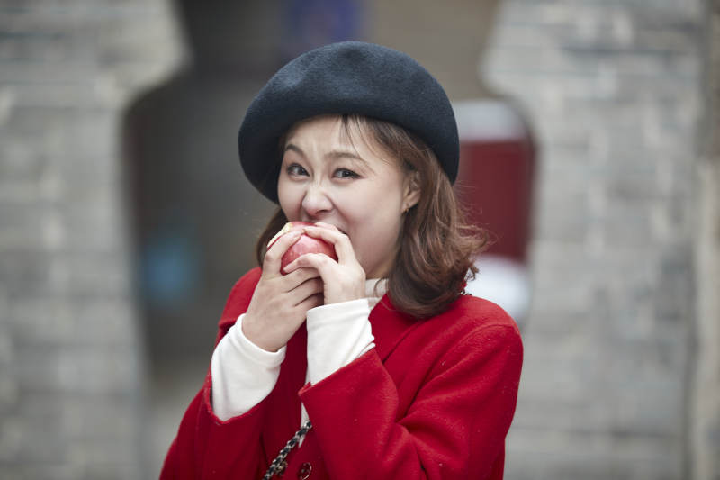 雪后在老街古巷游玩的美丽亚洲少女图片