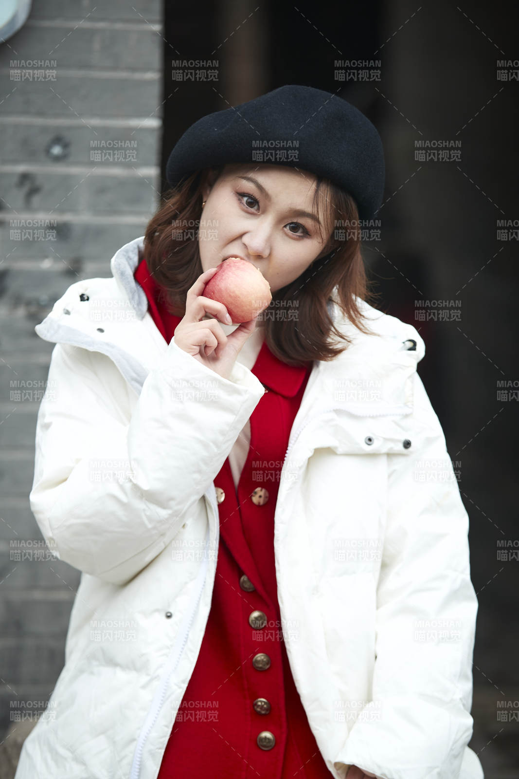 雪后在老街古巷游玩的美丽亚洲少女图片