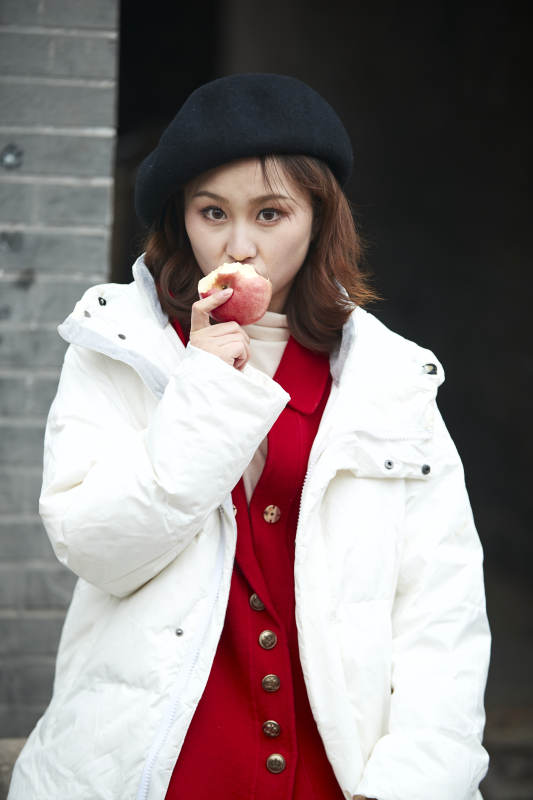 雪后在老街古巷游玩的美丽亚洲少女图片