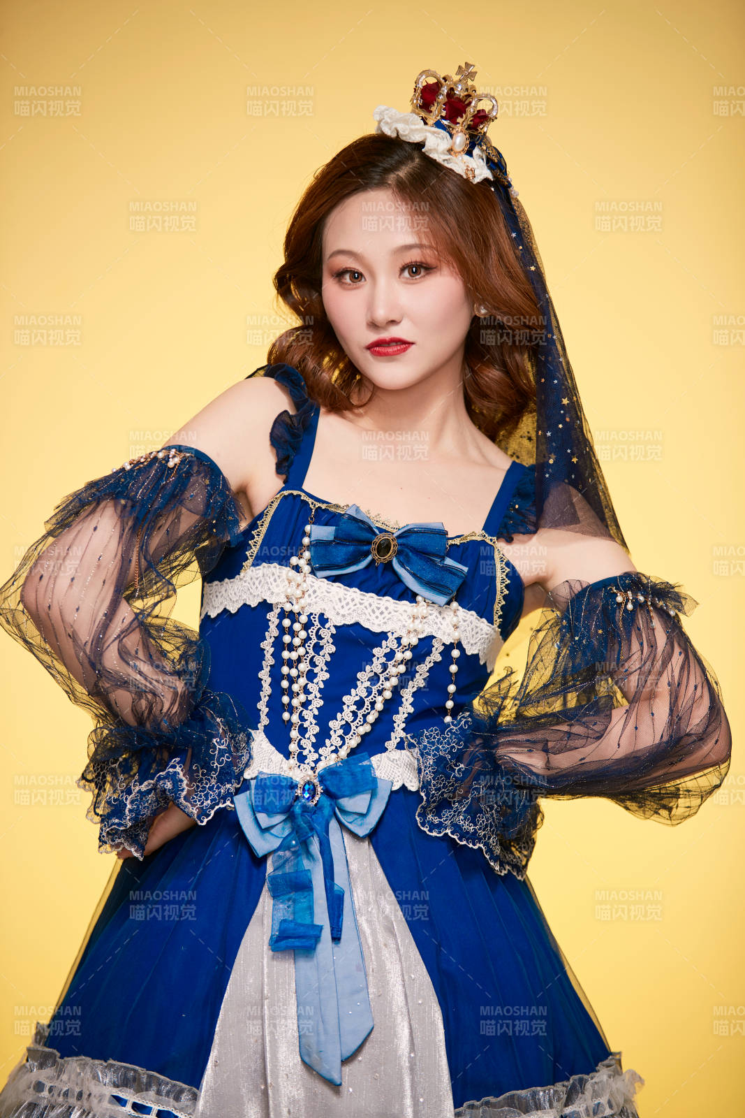 黄色背景下穿着欧式宫廷晚装庆祝生日的少女图片