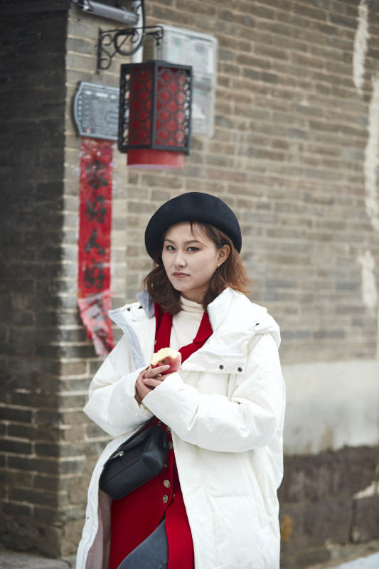 雪后在老街古巷游玩的美丽亚洲少女图片