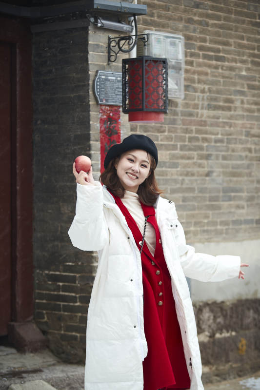 雪后在老街古巷游玩的美丽亚洲少女图片