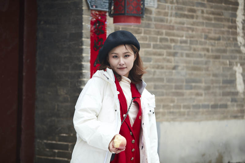 雪后在老街古巷游玩的美丽亚洲少女图片