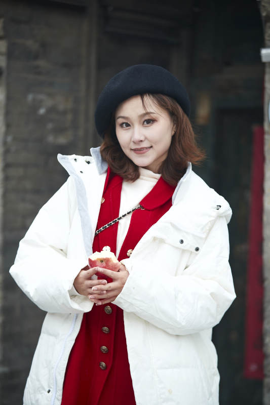 雪后在老街古巷游玩的美丽亚洲少女图片