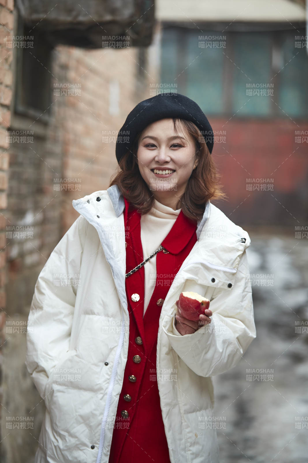 雪后在老街古巷游玩的美丽亚洲少女图片